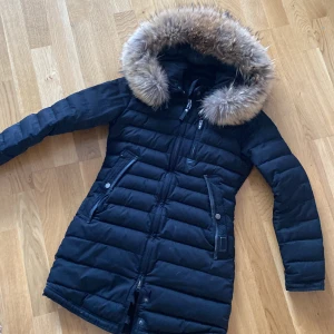 Jacka - Cedrico jacka i storlek xxs. Brukar vanligtvis ha storlek xs/s men passar mig perfekt. Har något lite märke men säljer jackan med den stora pälsen. Därav vill jag inte gå ner i pris. Pälsen är avtagbar om så önskas.  