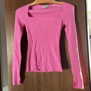 Superfin rosa ribbad tröja från hm i storlek S. Aldrig använd. Den formar sig efter kroppen och passar allt från XS-L