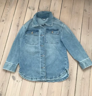 Jeansjacka från Lindex  - Inköpt på Lindex men använt fåtal gånger, kontakta mig in du har frågor eller är intresserad. Köparen står för frakten. 