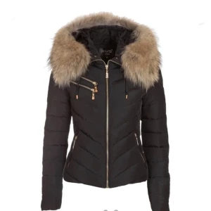 Äkta hollies jacka🖤 - Köpt för ca 4 tusen, ganska använd, och den saknar hände på dragkedjan men d går att fixa🙌