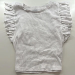 Volang tröja Zara - Tröjan är i fint skick! Säljer även en svart💕