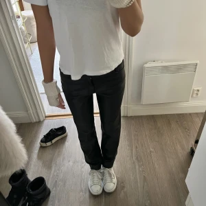 läderbyxor - superfina läderbyxor i rak modell! aldrig använda. går att ha ganska lågmidjade! jag är 160.🍒
