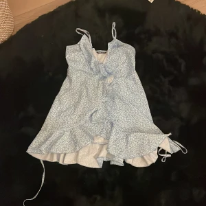 Sommar klänning - Lägger ut min super fina klänning från shein. Den är i ny skick och super fin, denna är jätte fin att ha på sommaren när de är varmt pga att materialet är jätte tunt och luftigt men inte genomskinligt. Kpv om ni vill se bilder hur den sitter på osv. 