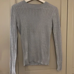 Stickad tröja - Jag säljer denna blåa tröjan!💗den passar S och är 9/10 i skick!🥰