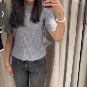 Grå T-shirt  - Bara använd 1 gång!!