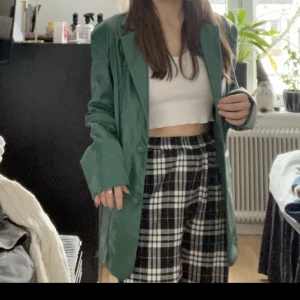 Grön fake läderjacka  - Grön oanvänd läderjacka. 100kr + 66kr spårbar frakt. 