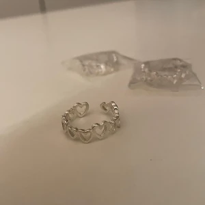 Ringar - Ringar med hjärtan Säljer 2 stycken som är oanvända Går att justera storleken  10kr styck  Frakt 15kr 