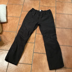 Överdrags/regnbyxor  - Funkar som regnbyxor men också som överdrags när de är kyligt ute