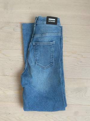 Strechiga jeans från dr denim!  Supermjuka och snygga!  Haft en gång ute i somras! nypris 699