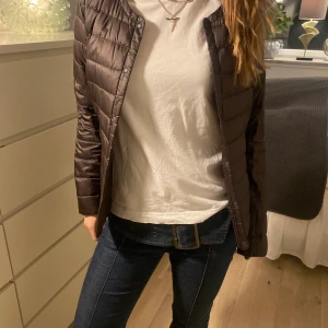 Uniqlo jacka - Säljer min så fina uniqlo jacka i en jättefin brun färg!  älskar men måste rensa min garderob🥰 är 169cm lång som referens ❤️