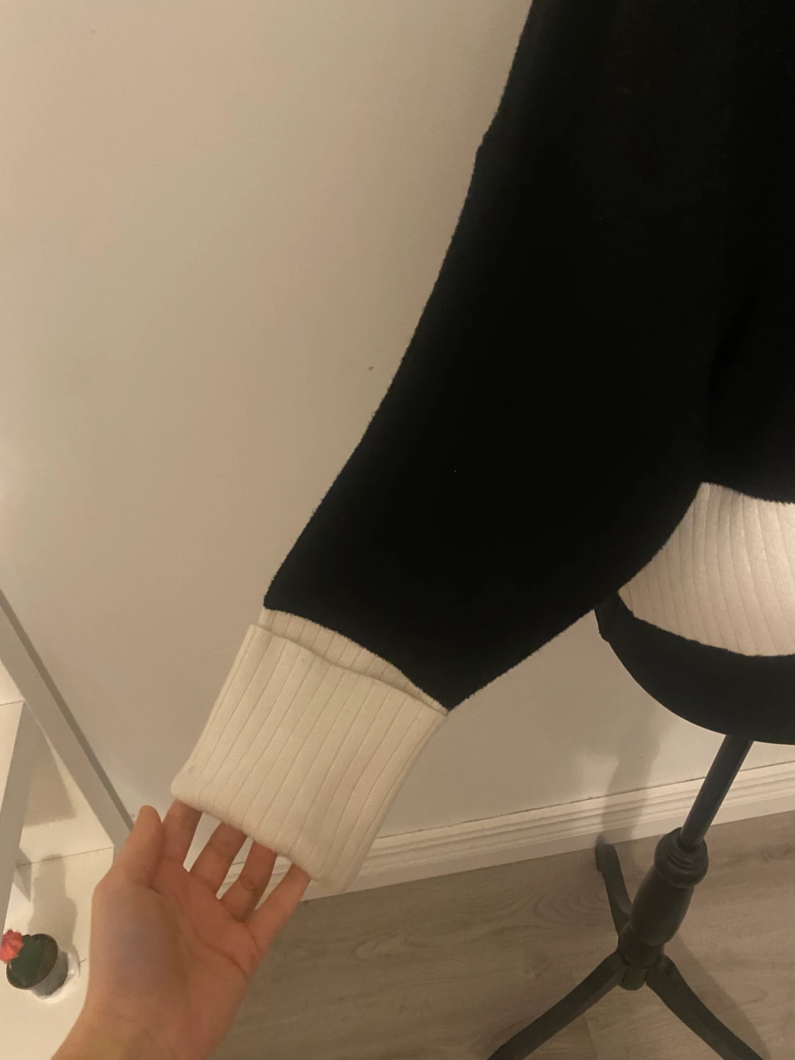 Svart vit stickad tröja  - 90