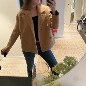 Kort kappa - Säljer denna skitsnygga korta kappa från Mango i stolen S, den är ljusbrun/mörkbeige och passar så bra till allt👌
