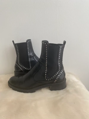 Svarta boots  - Snygga svarta boots från Zara, bra skick! Storlek 39. 