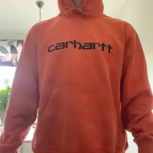 Orange Carhartt Hoodie Stl S, Cond. 7-8/10. Den är lite urtvättad och sitter boxy. 