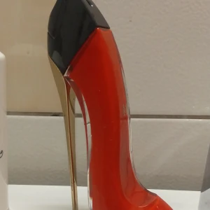 Carolina Herrera Very Good Girl  - Säljer denna nästintill oanvända Carolina Herrera -Very good girl 50ml för endast 490:- ( Köpte den för 959:- på Parfym.se för några månader sedan)  PASSA PÅ!