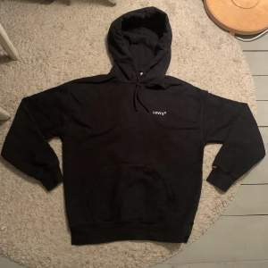 fin levi’s hoodie i storlek small. köpare står för frakt