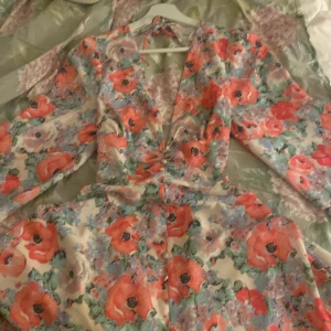 Sommarklänning  - Blommig sommarklänning i bra skick, använd 1 gång 