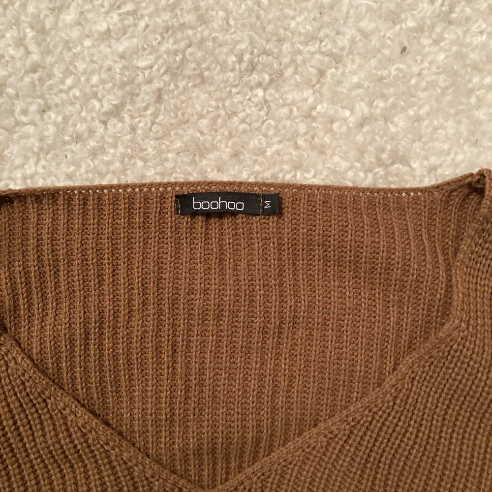 En stickad brun tröja från Boohoo, storlek M. Har använts kanske 3 gånger. Om du är intresserad skriv gärna först till mig.. Stickat.