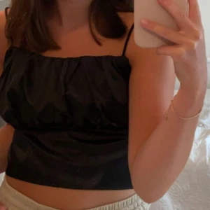 Svart linne satin - Svart linne i satin. Använd 1 gång. Storlek XS.