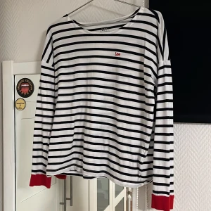 Lee longsleeve  - Randig långarmad tröja från Lee med röda muddar.