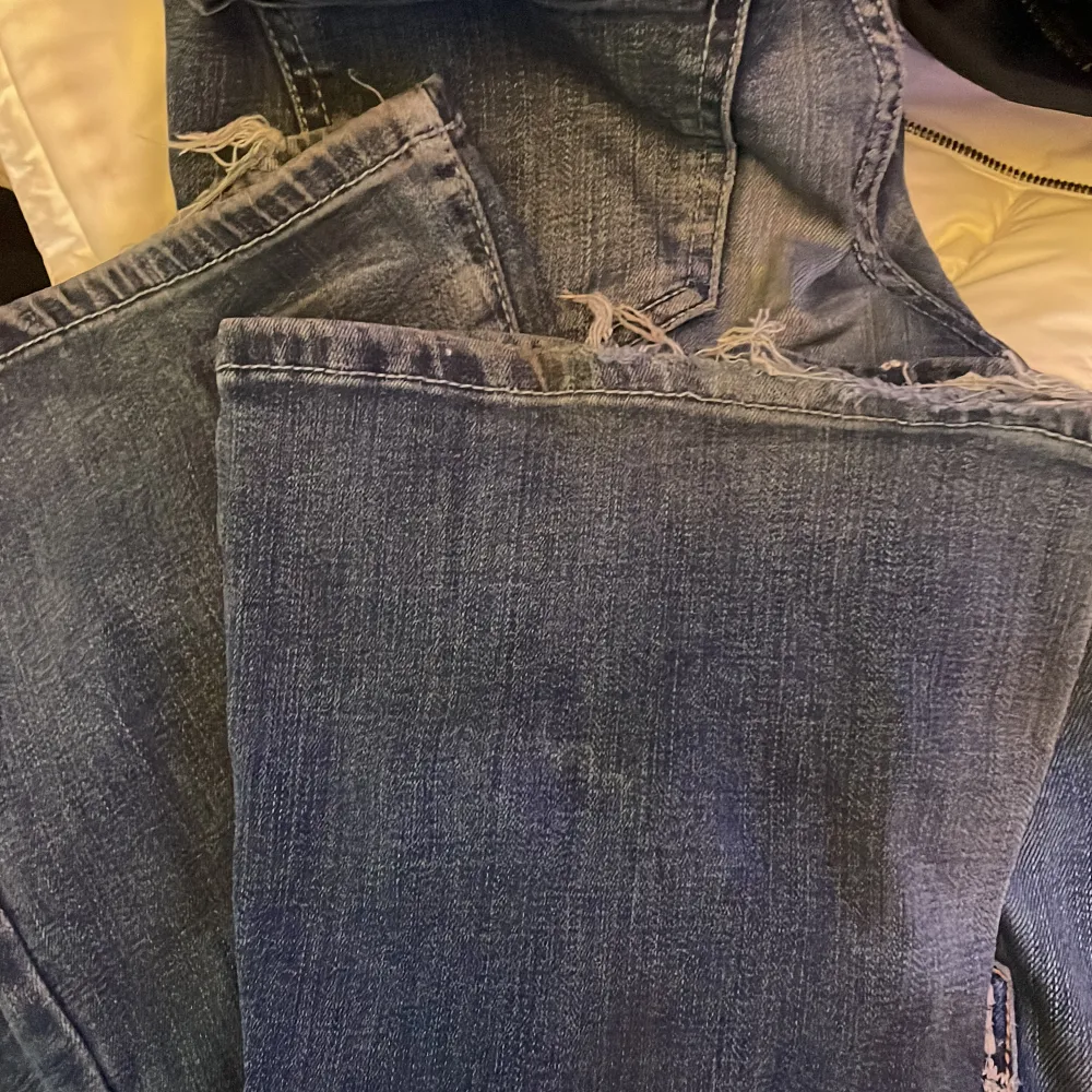 har bestämt mig för att sälja dessa mid rise bootcut jeans i storlek XS. dessa är lite stretchiga och har några defekter som visas på bild 2 & 3. Jag är 1.63 lång. Kom privat om ni har några frågor eller funderingar!💗. Jeans & Byxor.