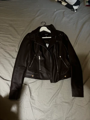 Skinnjacka  - Säljer min skinnjacka från Vera Moda som jag aldirg har använt. Prislappen är fortfarande kvar. Skriv till mig för bättre bilder. Original pris 500