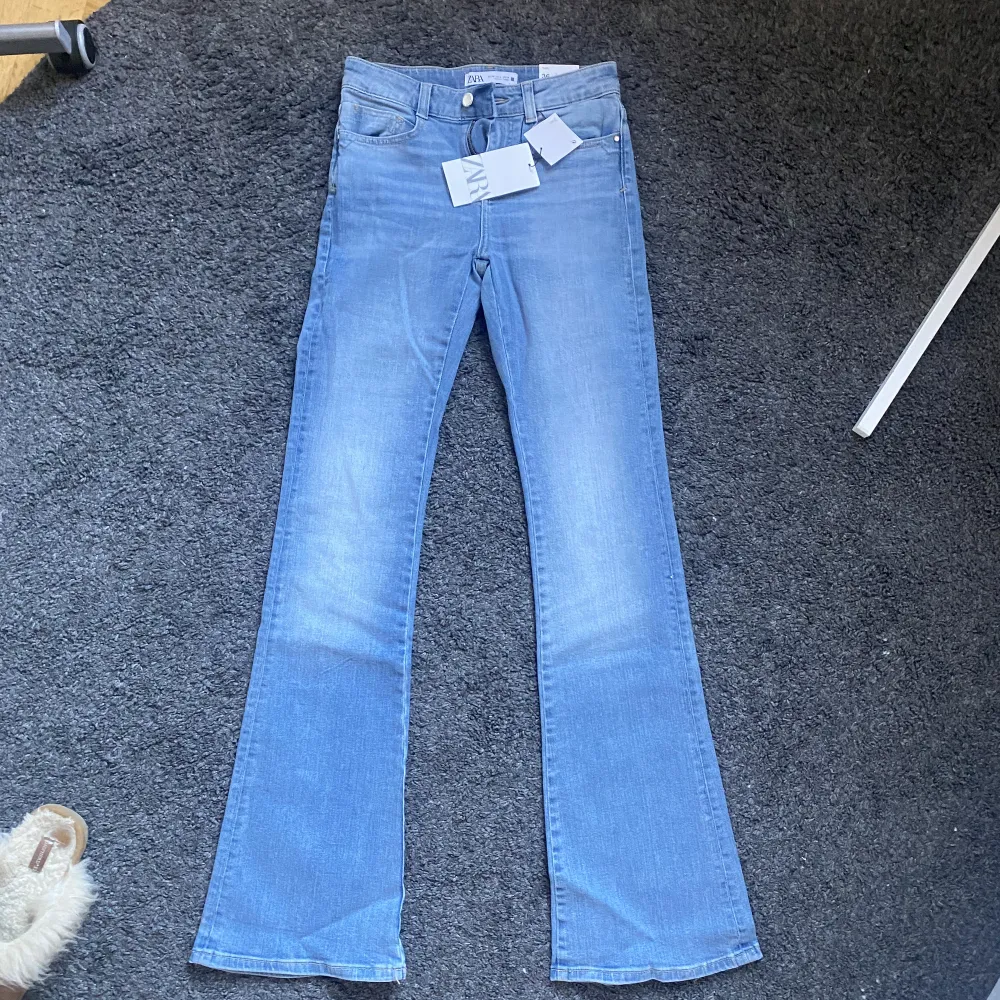 Sjukt snygga och oanvända flare jeans från zara! Ljusblå färg och är i storlek 36. ❤️ Lapparna kvar. Jeans & Byxor.