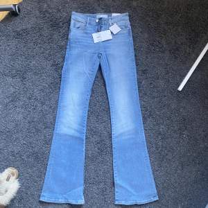 Sjukt snygga och oanvända flare jeans från zara! Ljusblå färg och är i storlek 36. ❤️ Lapparna kvar
