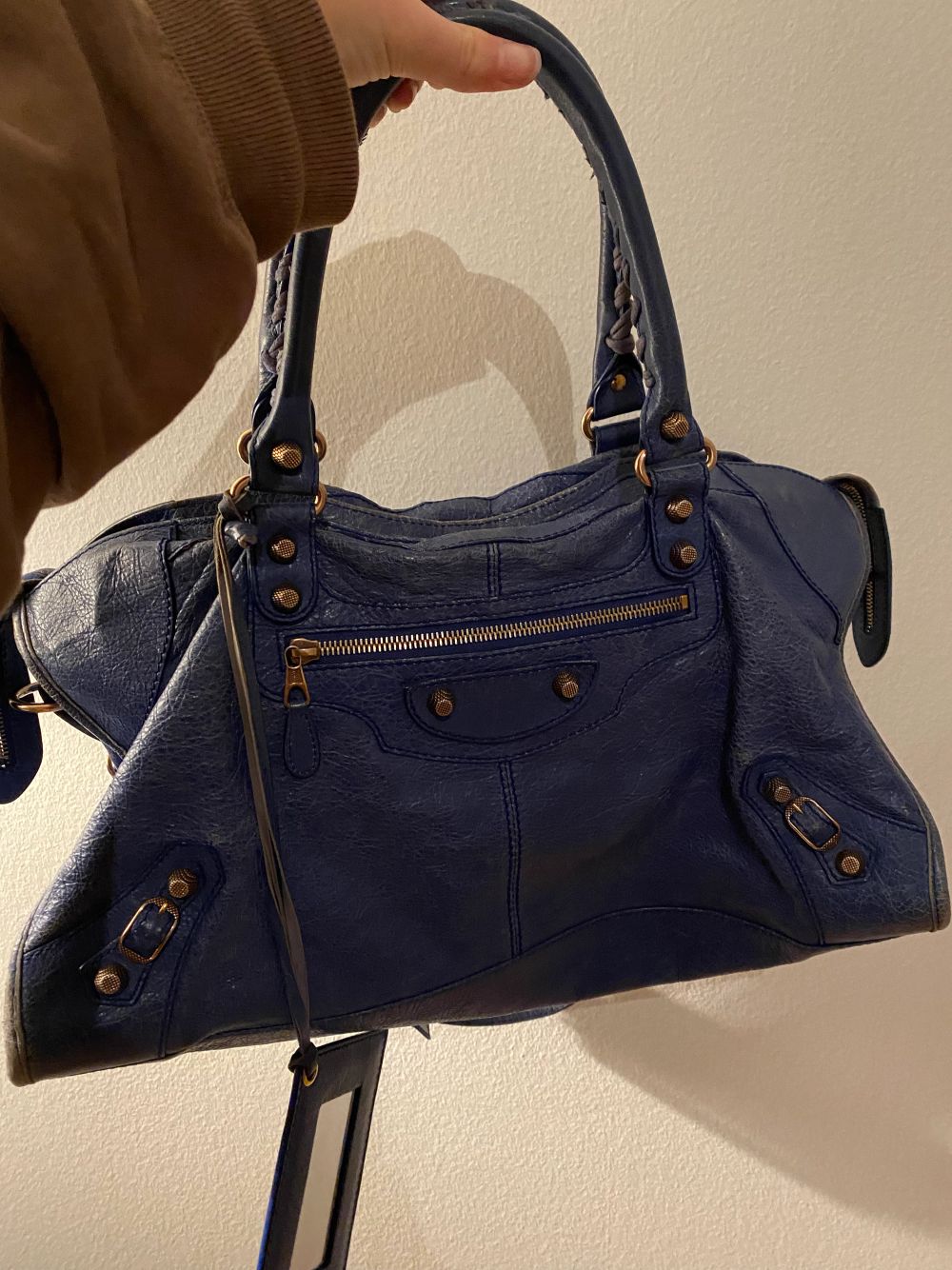 RESERVERAD!!! Säljer min mörkblåa balenciaga city bag i mellanstorleken med rosénitar!❤️ 💘dustbag saknas!🤍Den har lite slitna kanter! Kontakta för fler bilder❤️❤️ mått: höjd=23cm bredd=41cm botten=15cm (rakt över). Väskor.