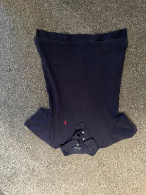 Ralph lauren pike - Säljer nu mina Ralph lauren pike som jag växt ut färgen är blå 