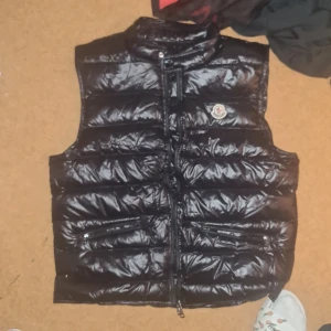 Moncler gui vest  - Aldrig använd moncler väst beställde fel storlek 