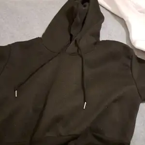 En svart och vit hoodie som aldrig är använda. Priset diskuteras💕💕