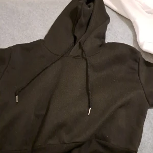 Hoodie - En svart och vit hoodie som aldrig är använda. Priset diskuteras💕💕