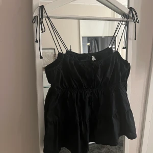 Svart topp - Supersöt svart topp!! Inga tecken på användning. Skriv för fler bilder eller vid frågor!!