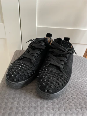 Loubs - Säljer loubs storlek 39. Passar större. Dom är använda och ganska slitna men finns mycket användning kvar. Saknar några spikes och box, därav priset. 