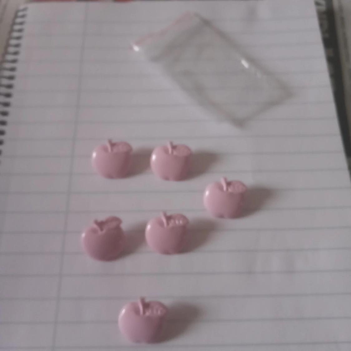 Rosa äpple knappar sex stycken ca 2 cm stora plast .