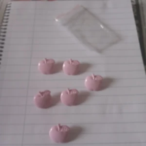 Rosa äpple knappar sex stycken ca 2 cm stora plast . - Fina rosa äpple knappar sex stycken ca 2 cm stora plast .hämtas i Skene alt skickas o köpare betalar frakten o Swishbetalning tillämpas alt kontant betalning .