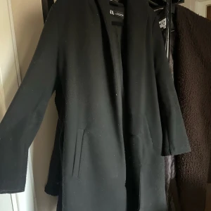 Kappa med luva  - En kappe med luva från Zara. Använd fåtal gånger. Storlek S. Stor luva som är perfelt när det regnar :) men fortfarande väldigt snygg!! 