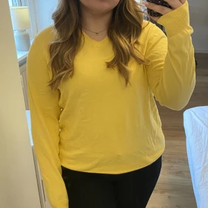 gul sweatshirt  - säljer denna suuuuperfina tröja då den inte kommer till användning. storlek XL men sitter som M/L
