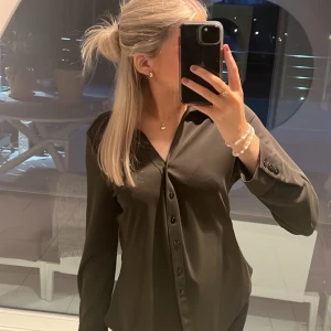 Blus - En jättefin blus från zara som knappt använts, den är mörk grön även om den ser lite brun ut i ljuset Nypris: 349kr Skriv till mig för fler frågor💕