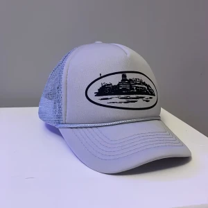 Corteiz Trucker Cap - Corteiz trucker hat i grå. Helt ny och oanvänd. Sällsynt keps, självklart äkta