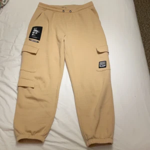 Byxor med cargo toutch - Fina och bekväma mjukisbyxor. Begagnat men fint skick, enda som är, är att dom är lite noppriga mellan benen och jag har dragit ur snöret men annars fina🥰
