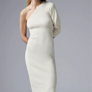 Klänning - Klänning från zara med prislapp på. Helt oanvänd. Köptes för 399 säljer för 200kr. Är en storlek M men passar S med då den är rätt tight. 