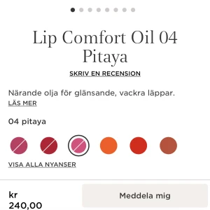 04 CLARINS läpp olja - Slutsåld i denna färg. Oanvänd. Så trendigt med läpp olja och denna från Clarins är hög kvalitet och förpackningen är såå fin. Nypris 240 kr. Köparen står för frakt. KOLLA IN MIN PROFIL, SÄLJER MASSA BRA SAKER🥰🥰🥰😍💕