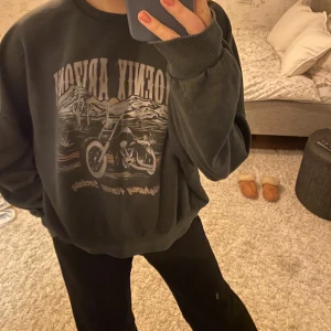 Sweatshirt med tryck - Superfin sweatshirt med tryck från gina tricot. Storlek medium men passar även andra storlekar beroende på hur man vill att den ska sitta. Säljer för 120kr + frakt💕