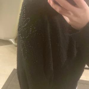 Svart stickad tröja  - En fin svart stickad tröja med små pärlor på axlarna❤️har använt den några gånger❤️