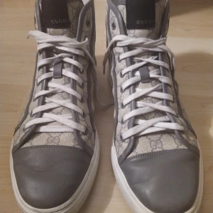 Gucci rare. Storlek 44 - Det är ett par gucciskor riktigt fräsha och bekväma. Dessa skor e rätt ovanliga nu då de mer är sneakers bara med gucci. Fått otroligt mycket komplimanger i dessa skor. Dom är grå vita. 