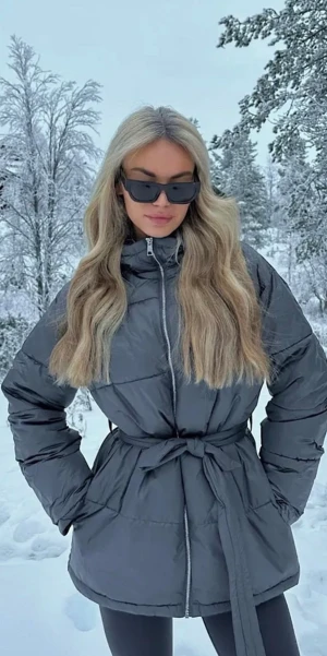 Jacka från nelly - Fin, varm jacka från Nelly. Slutsåld. Knappt använd köpt för 2 månader sen. Storlek 34. Passar xs, s men även mindre m. Nypriset var 799 kr. Väldigt fin grå färg.