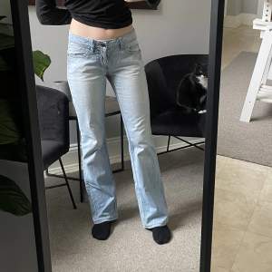 Lågmidjade bootcut jeans från esprit🤍 midjemått: 76cm innerbensläng: 80cm, köpare står för frakt 📦   (säljer även ett par likadana)