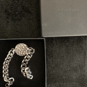 Mockberg armband  - Helt oanvänt armband från mockberg. Köpt för 600